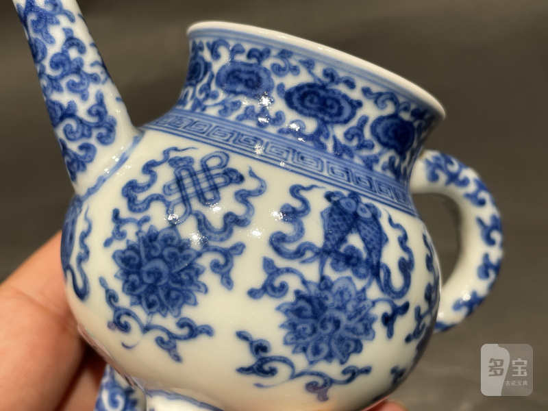清中晚期 青花缠枝花卉八宝纹香壶（带木盖，木座） - 图9